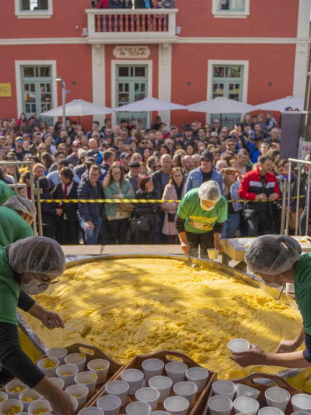 15 mil pessoas se reúnem para comer polenta gigante