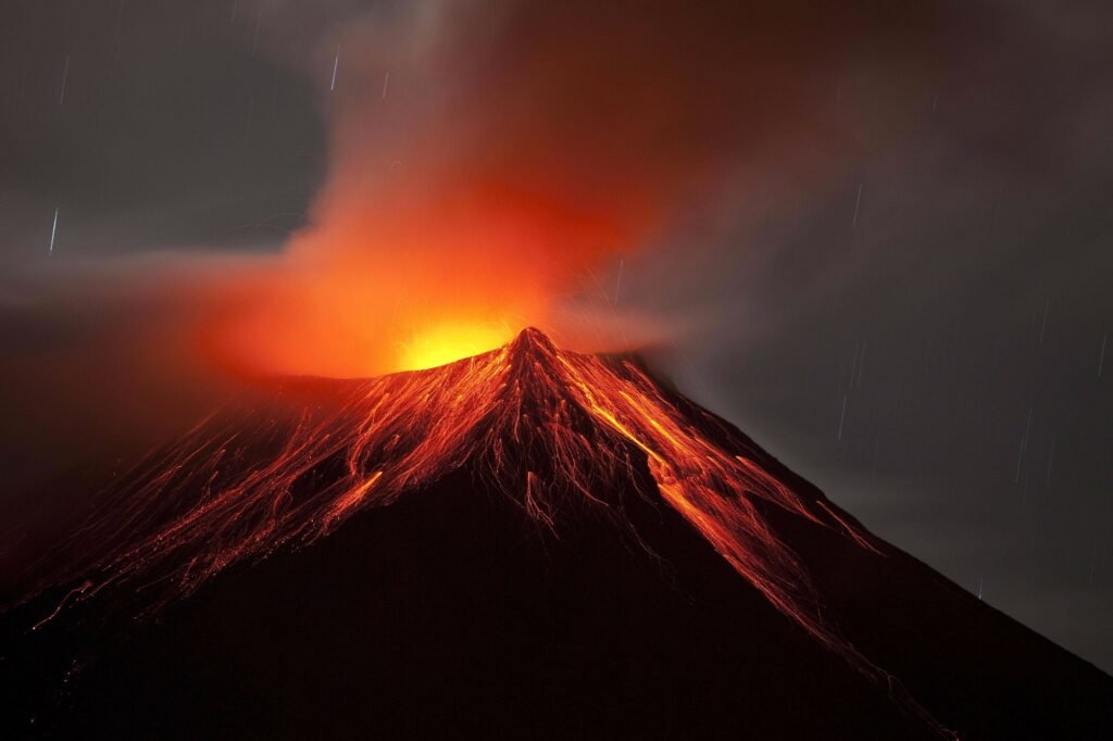 VOLC¡N TUNGURAHUA MANTIENE ACTIVIDAD Y EMANA MATERIAL INCANDESCENTE