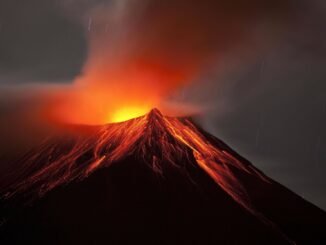 VOLC¡N TUNGURAHUA MANTIENE ACTIVIDAD Y EMANA MATERIAL INCANDESCENTE