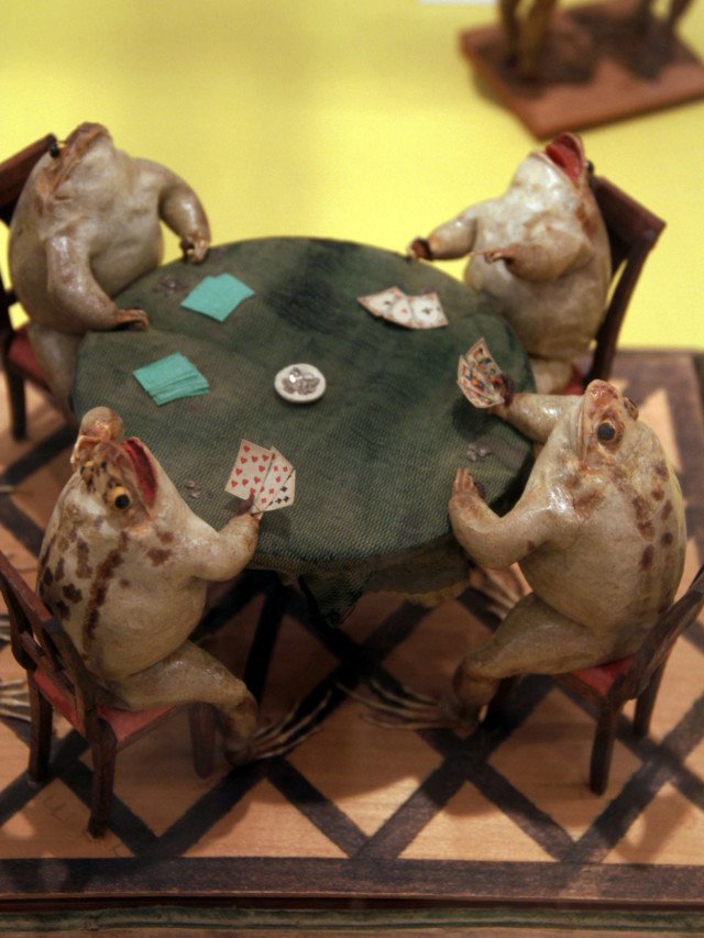 Museu recria cenas cotidianas com sapos empalhados