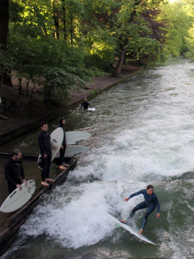 Surfe urbano em Munique, na Alemanha