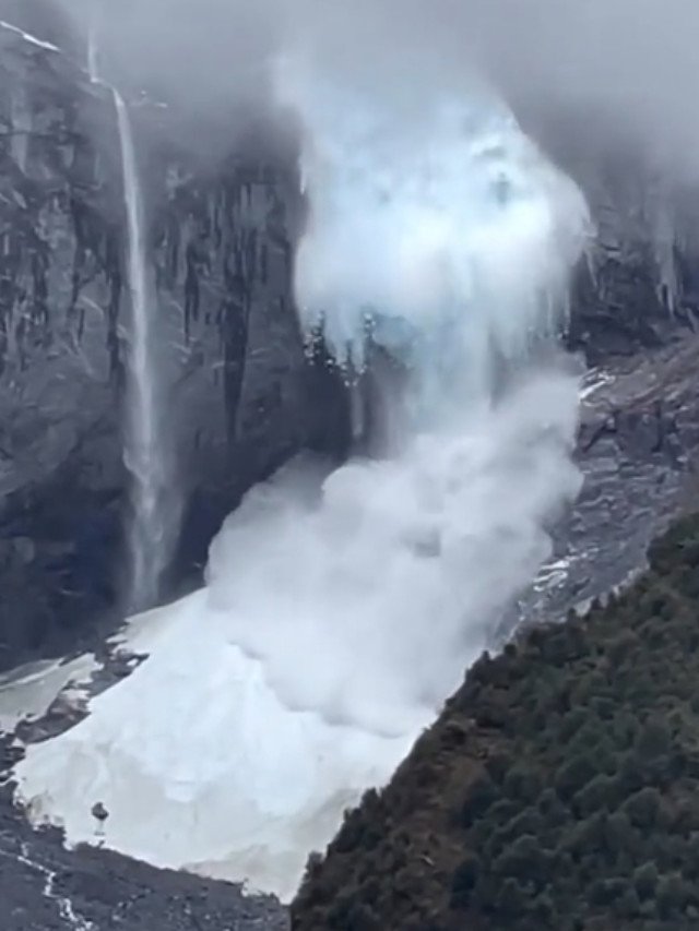 Turistas registram desprendimento de geleira no Chile