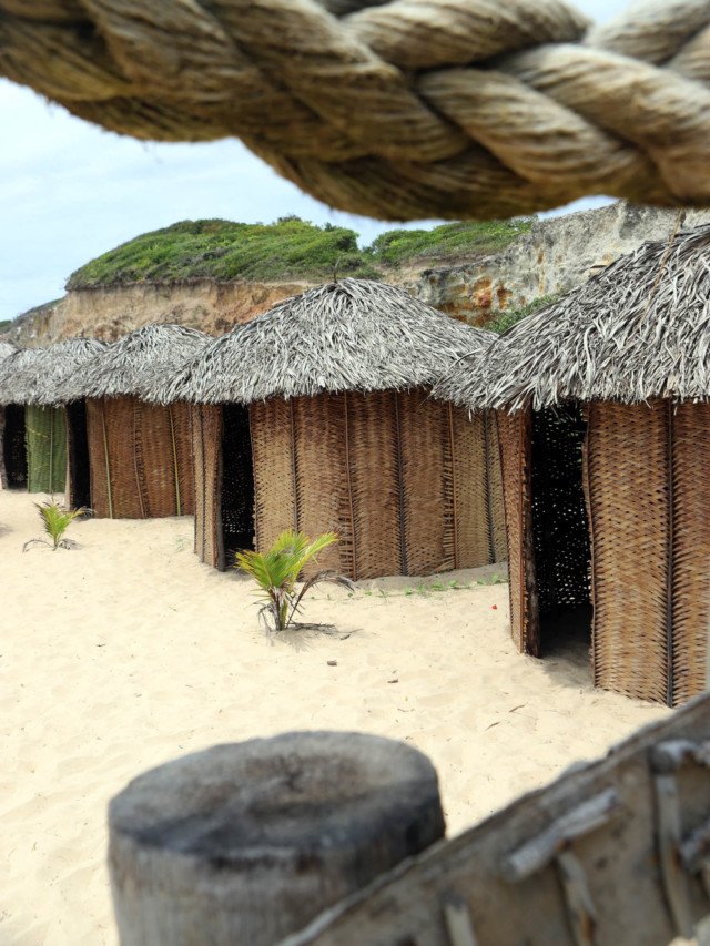 Camping tem ocas na praia, na Paraíba