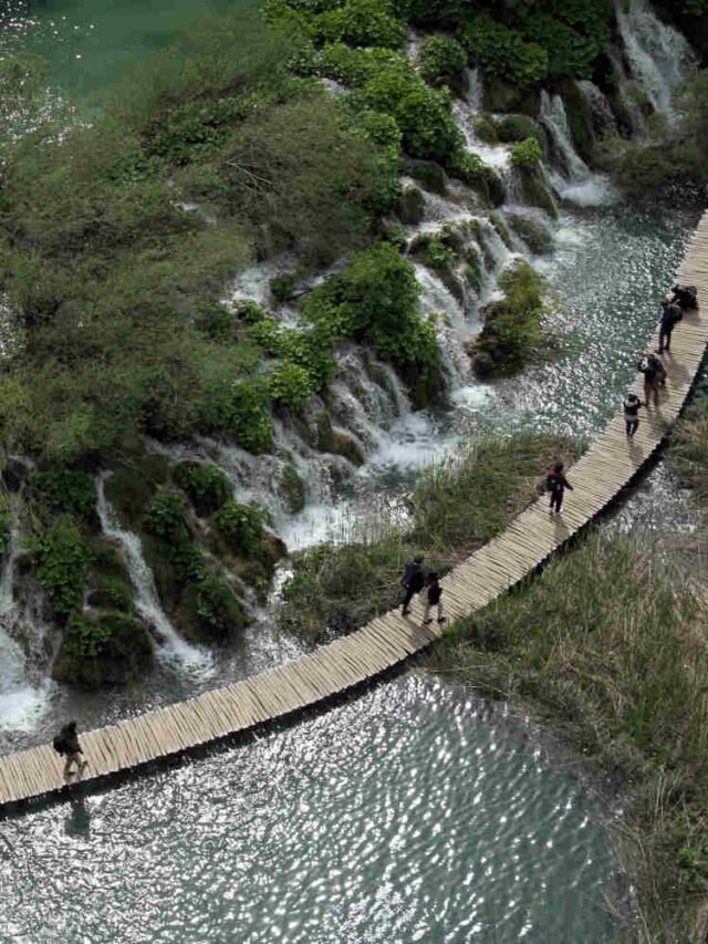 Lagos de Plitvice, na Croácia, é paraíso dos amantes de cachoeiras